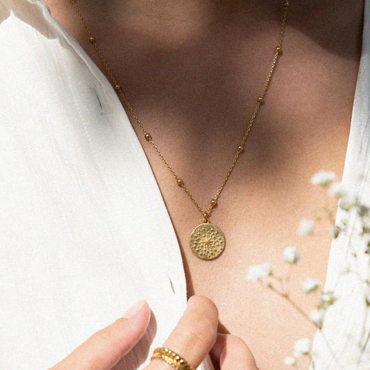 Collier des Voûtes Étoilées : Un Lien Entre le Passé et le Présent