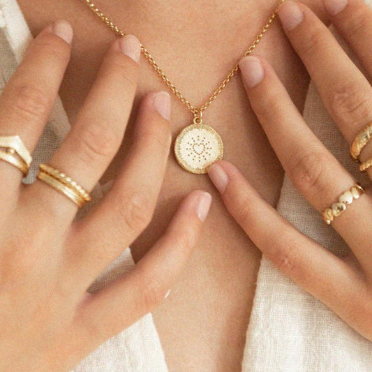 Médaille de l'Amour et de l'Élégance : Un Bijou qui Touche le Cœur