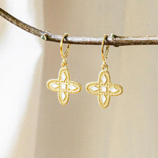 Boucles d'Oreilles Croix Quadrilobée : Un Bijou de Tradition et Modernité