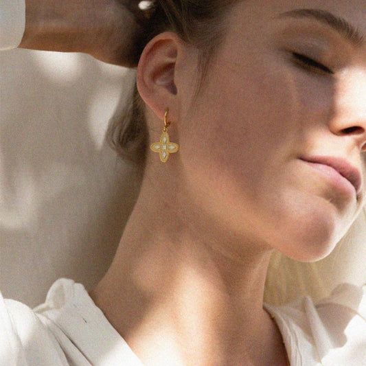 Boucles d'Oreilles Croix Quadrilobée : Un Bijou de Tradition et Modernité