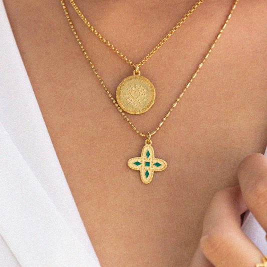Médaille Adriana Croix Quadrilobée : Un Symbole d'Élégance Antique et Contemporaine