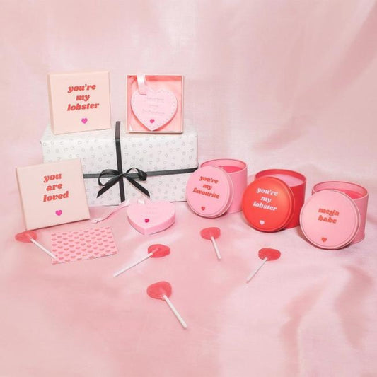 Bougies Saint-Valentin 'Mega Babe' : Un Éclat de Charme et de Douceur